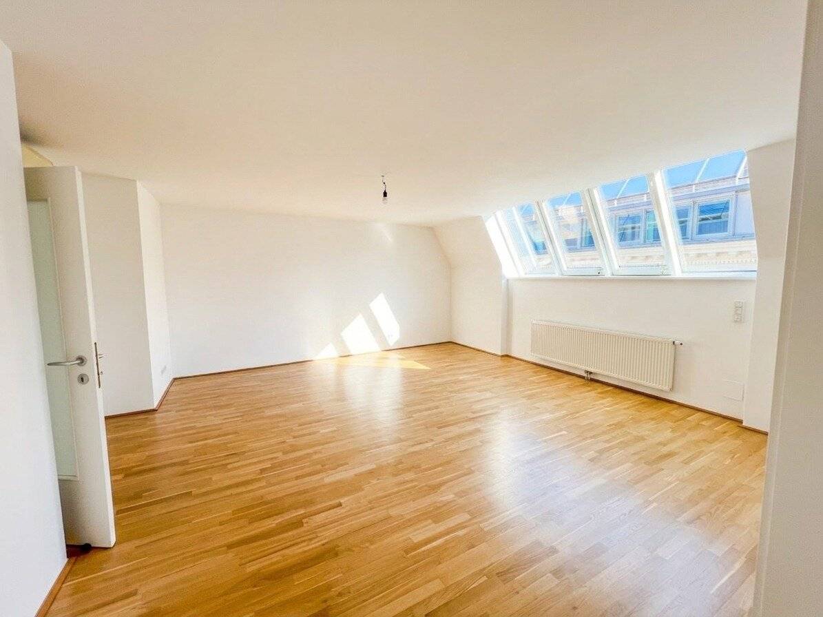 UNBEFRISTET: Top-Lage beim Stephansplatz: Moderne, klimatisierte Dachgeschoßwohnung im stilvollen Haus / Prime location near Stephansplatz: a modern, air-conditioned penthouse flat in a stylish building