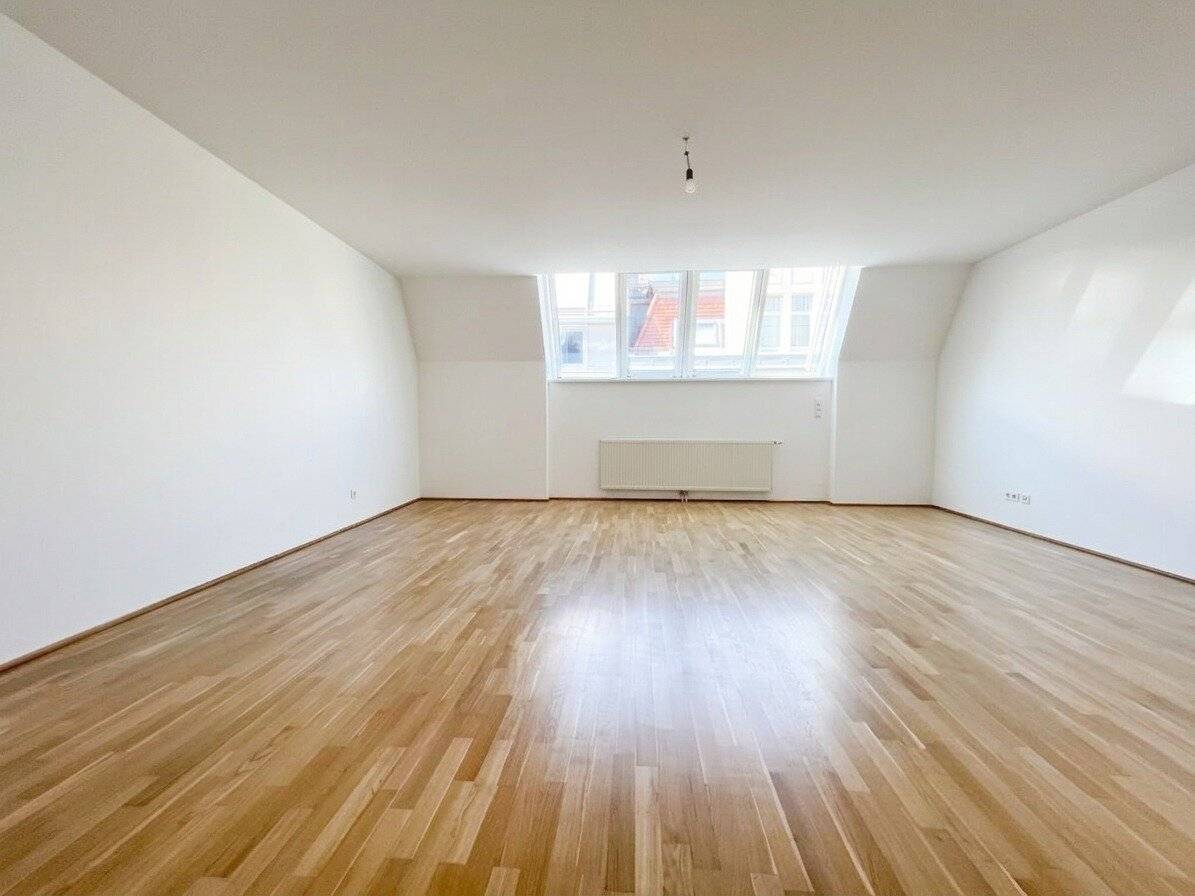 UNBEFRISTET: Top-Lage beim Stephansplatz: Moderne, klimatisierte Dachgeschoßwohnung im stilvollen Haus / Prime location near Stephansplatz: a modern, air-conditioned penthouse flat in a stylish building