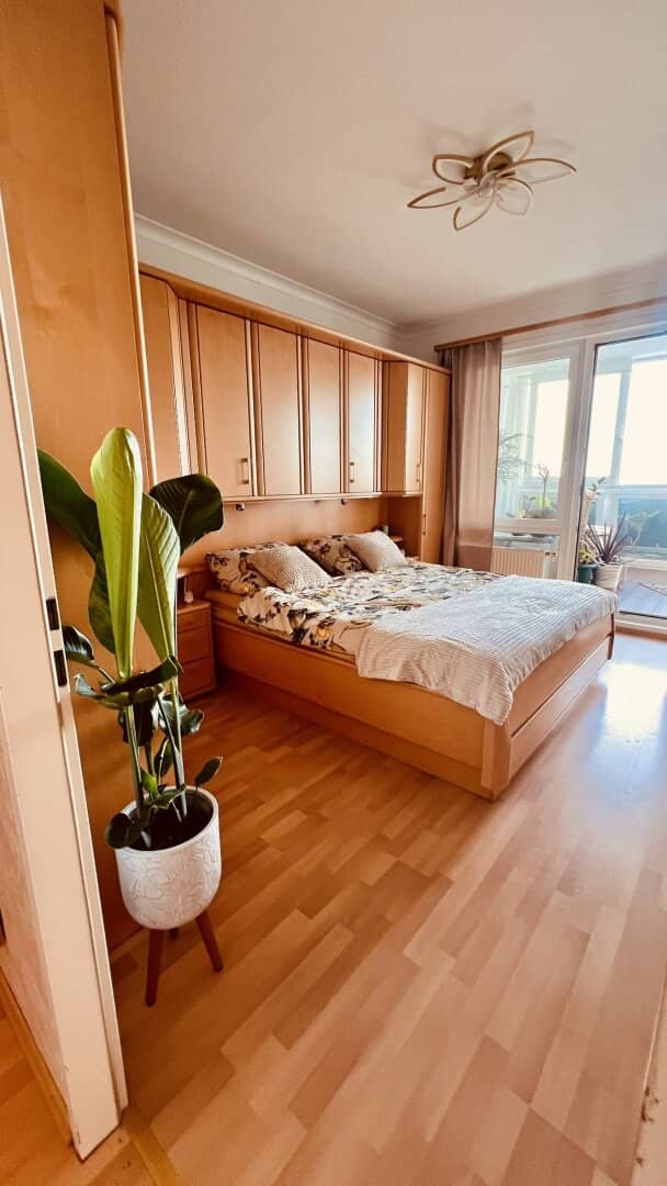 Luxury 3 Room Apartment with Panoramic Views Walking Distance to VIC