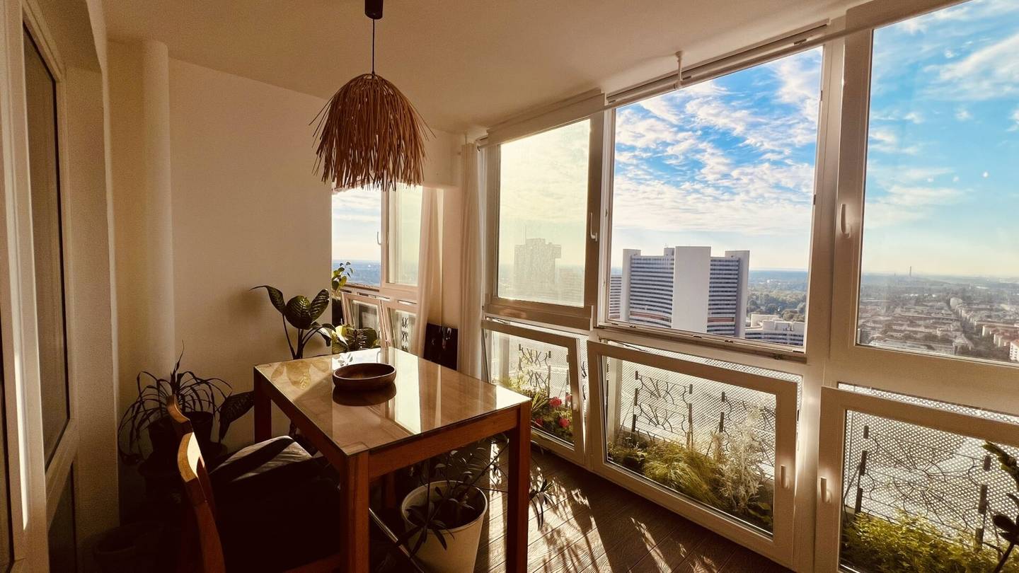 Luxury 3 Room Apartment with Panoramic Views Walking Distance to VIC