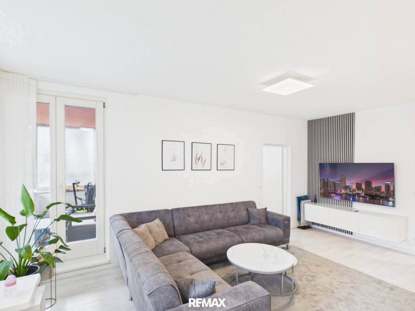 Bright 3-room new-build apartment with balcony and parking space in Simmering