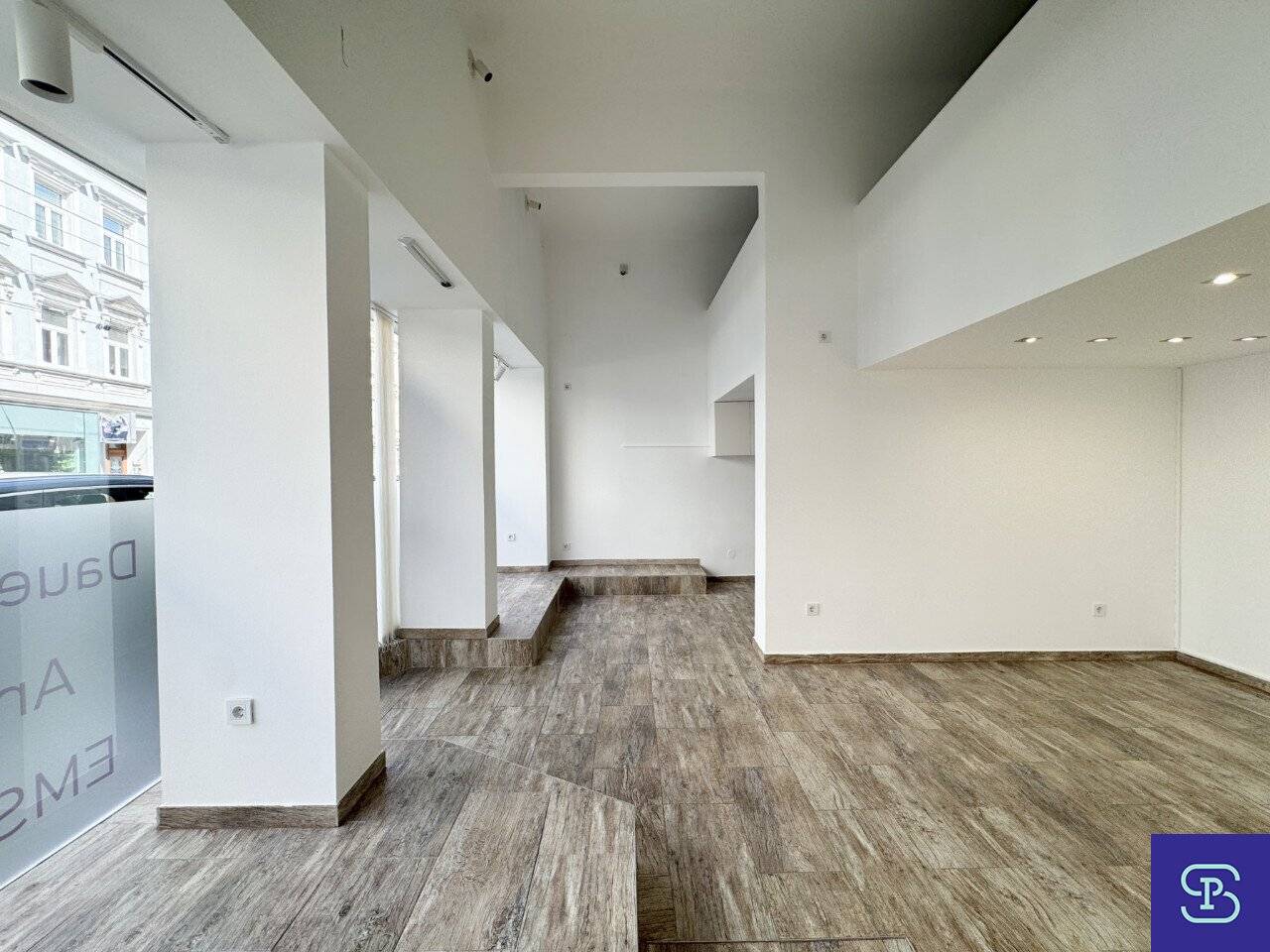 Währinger Straße: 37m² retail space with display front for rent - 1180 Vienna