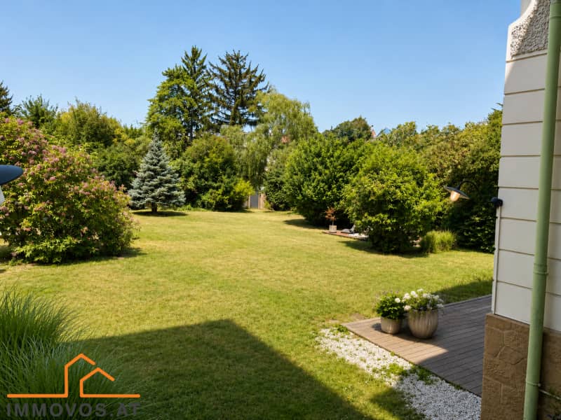 Altbauwohnung in villa with shared garden