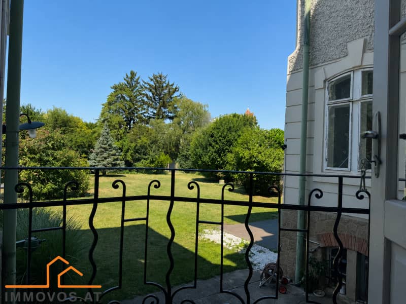 Altbauwohnung in villa with shared garden