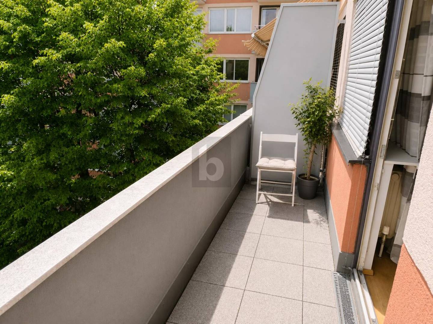 Bright apartment with balcony and lift in central location