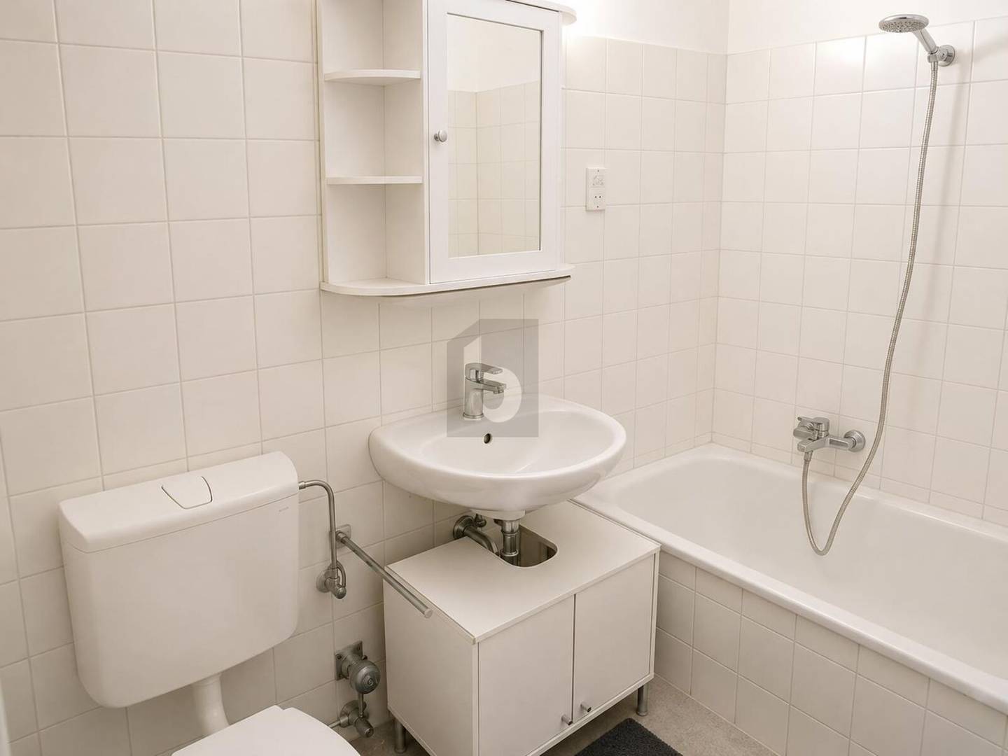 Bright apartment with balcony and lift in central location