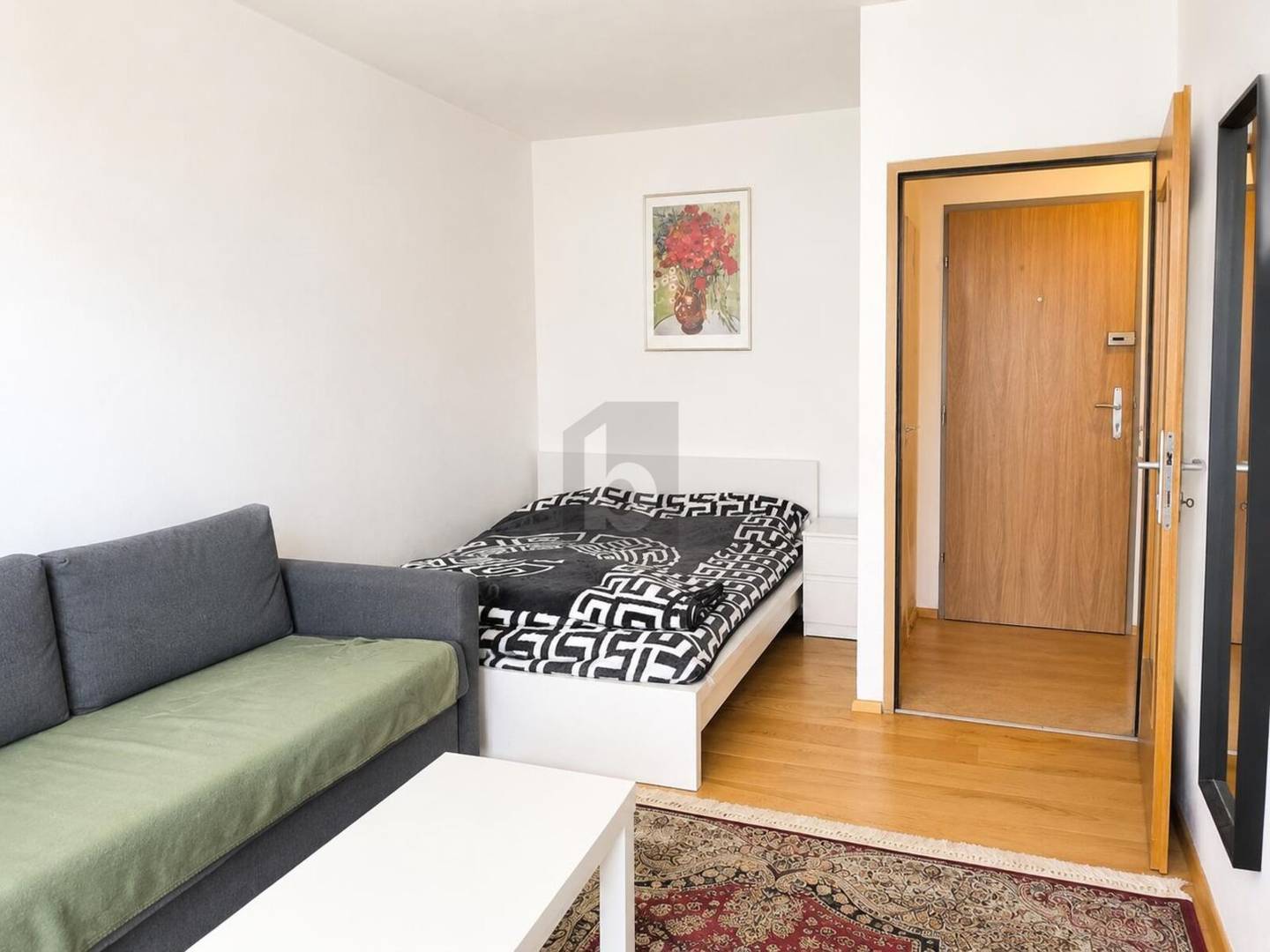 Bright apartment with balcony and lift in central location