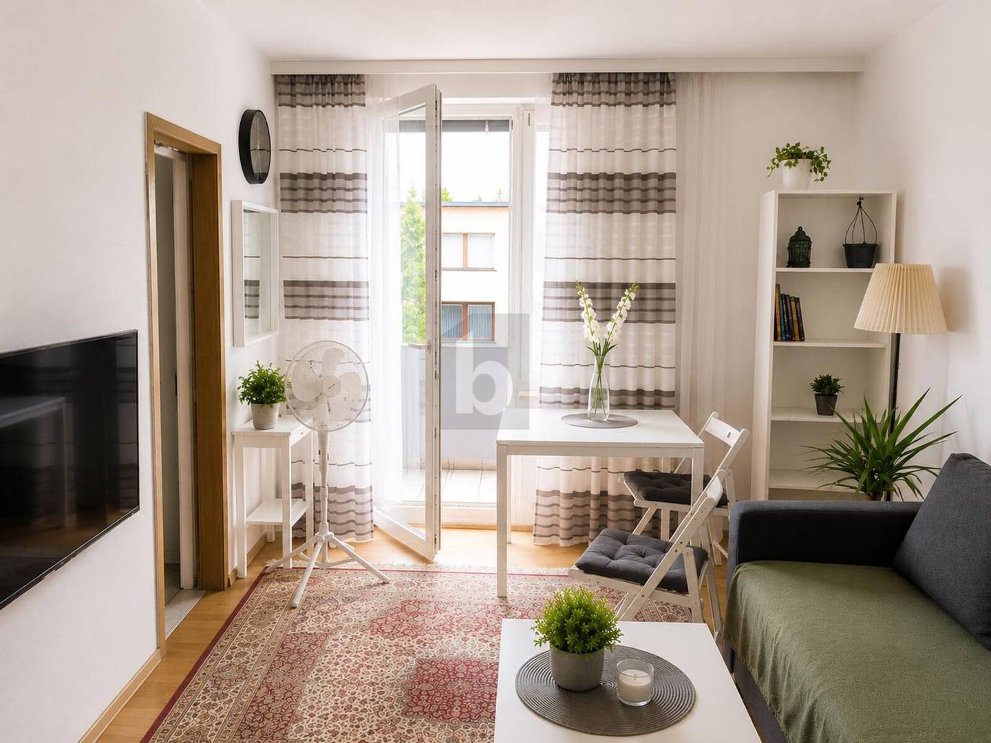 Bright apartment with balcony and lift in central location