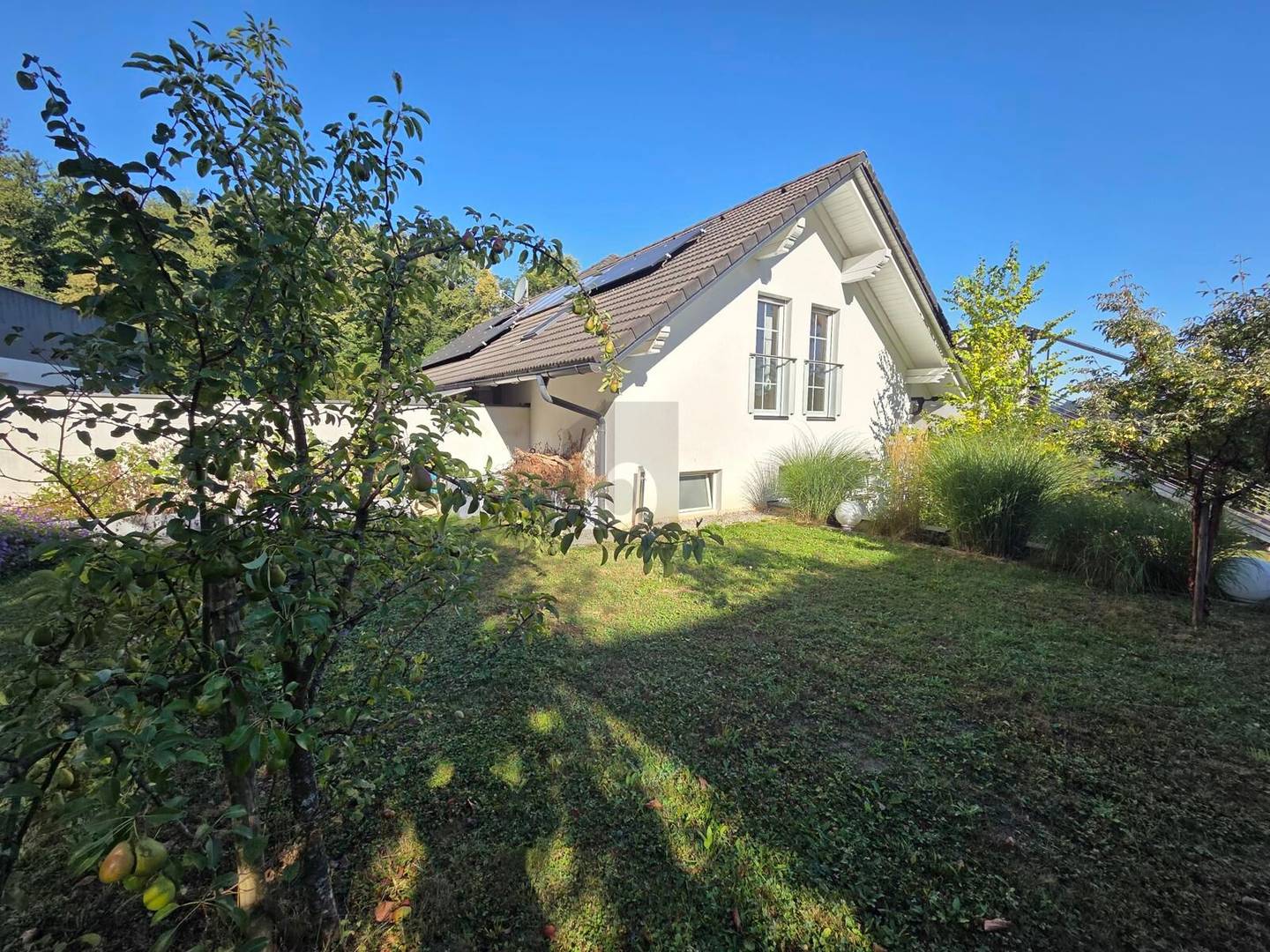 Erdgeschosswohnung mit eigenem Garten und privaten Stellplätzen