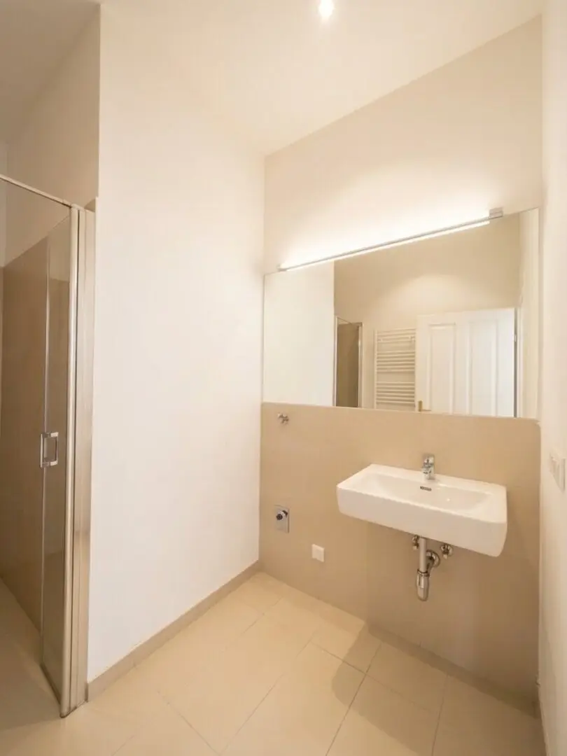 Augarten – renovated apartment in classic Viennese old building