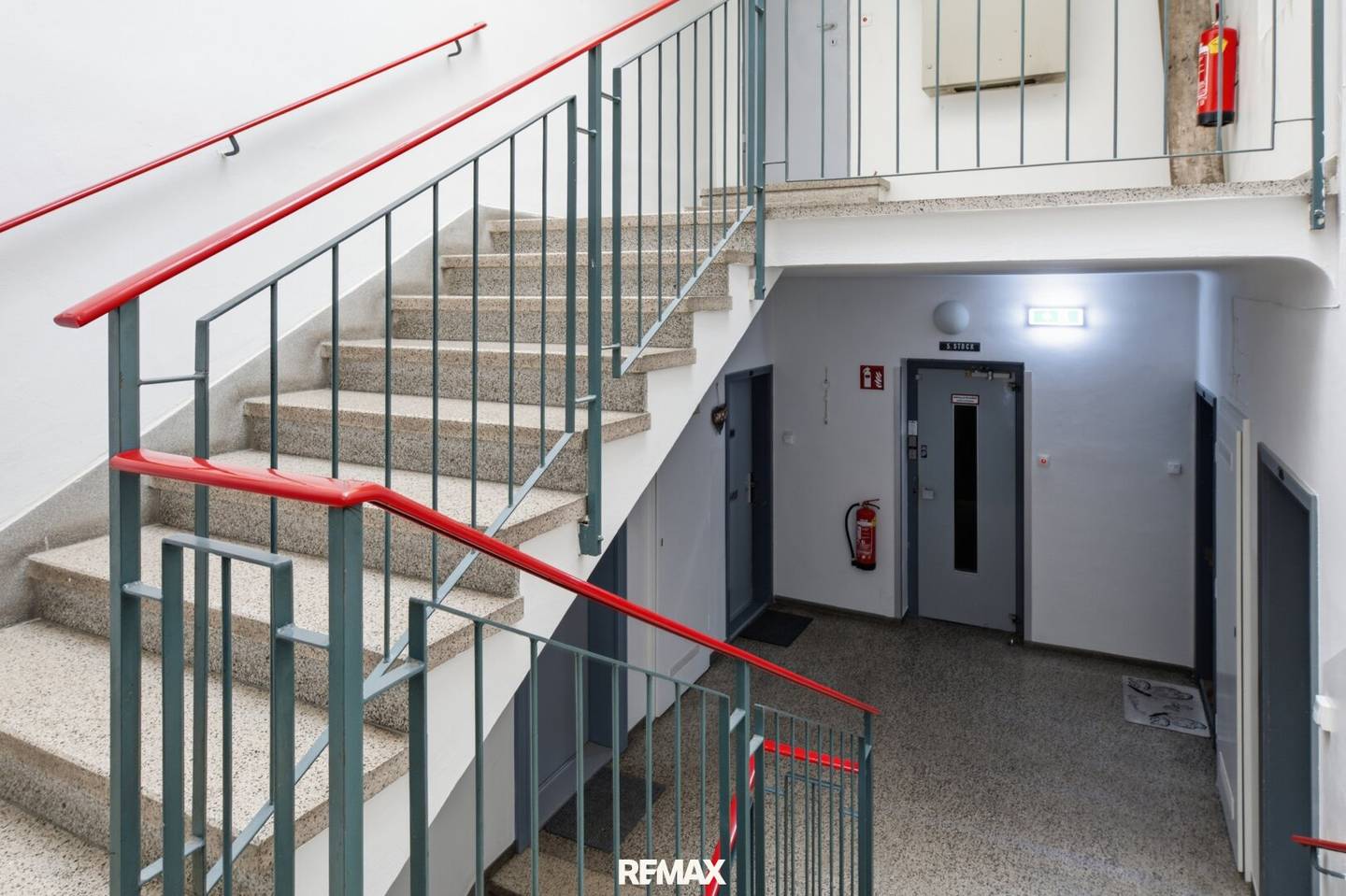 Bestlage Stockerau! Großzügige 3 Zimmer- Wohnung mit traumhaftem Fernblick, Balkon &amp; Garage