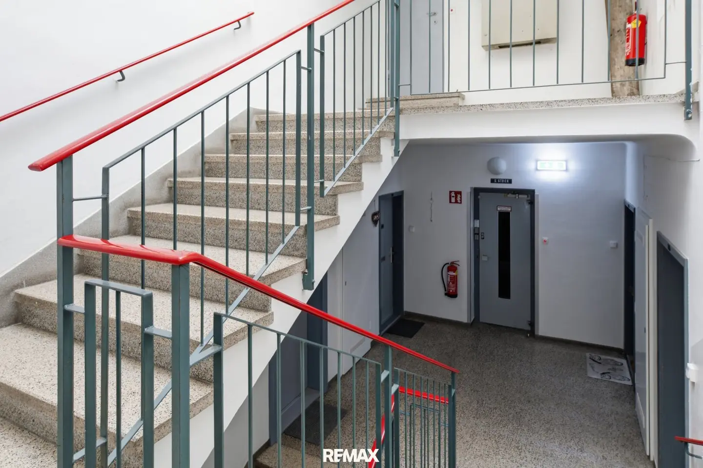 Bestlage Stockerau! Großzügige 3 Zimmer- Wohnung mit traumhaftem Fernblick, Balkon & Garage