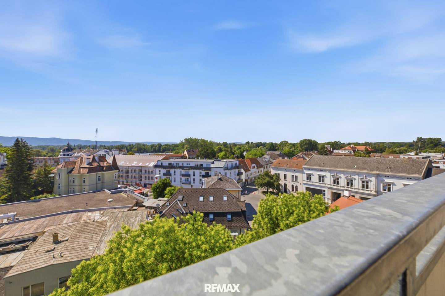 Bestlage Stockerau! Großzügige 3 Zimmer- Wohnung mit traumhaftem Fernblick, Balkon &amp; Garage