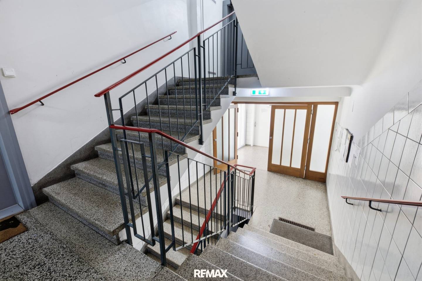 Bestlage Stockerau! Großzügige 3 Zimmer- Wohnung mit traumhaftem Fernblick, Balkon &amp; Garage