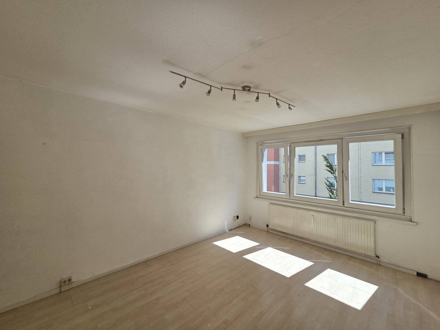 Spacious 3-room apartment, garage in trendy location 1020 Vienna, in need of renovation