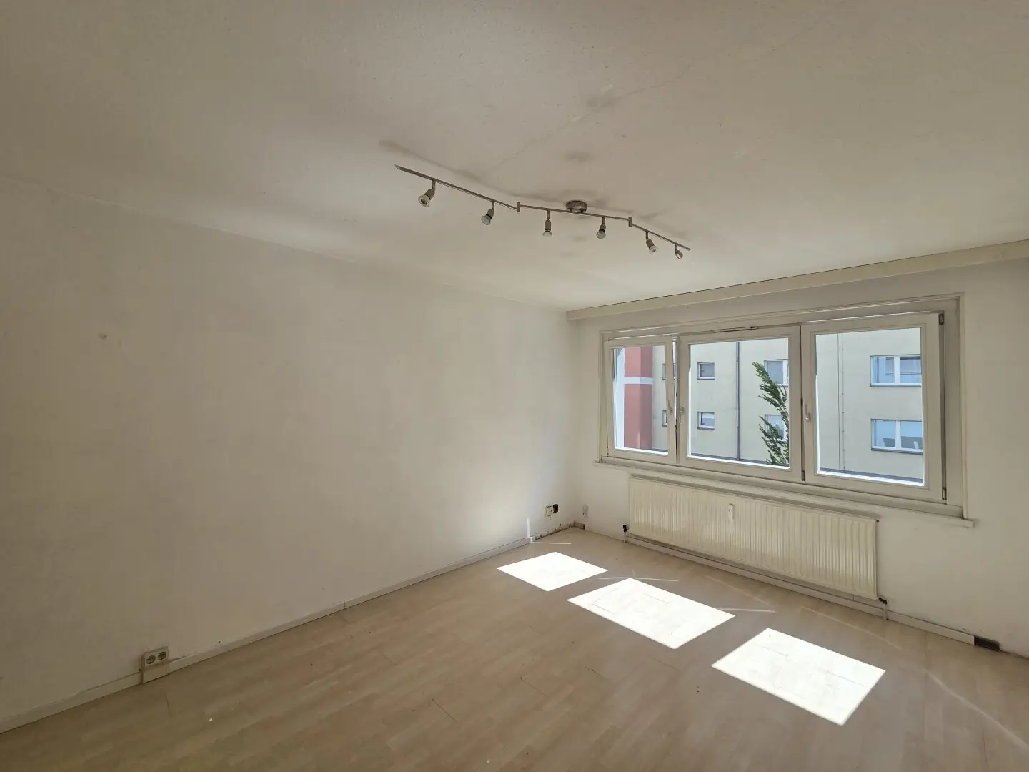 Spacious 3-room apartment with garage in trendy location of the 2nd district - in need of renovation