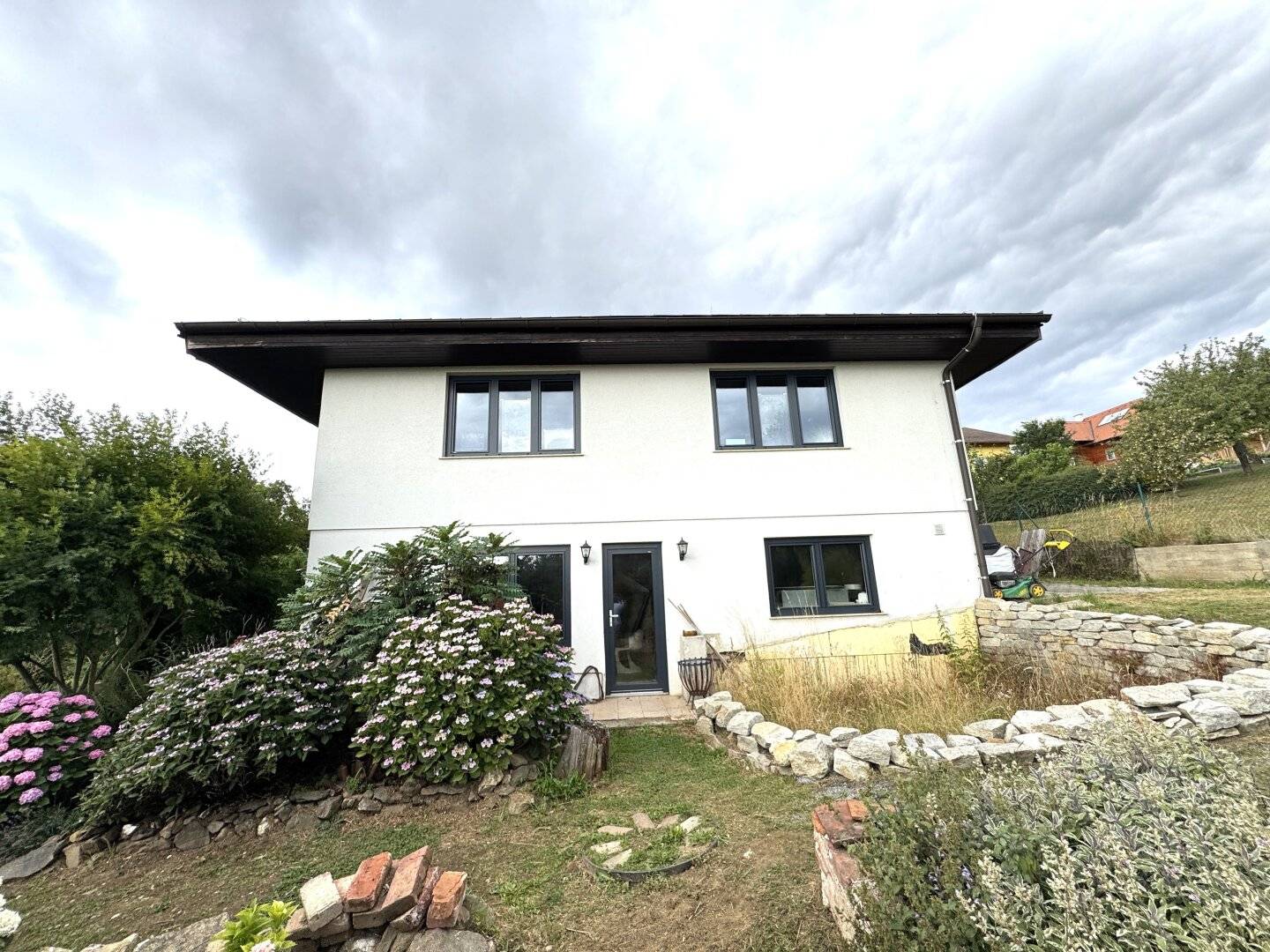 Mehrfamilienhaus mit Loft, traumhaftem Grundstück und Panoramablick in Friedberg