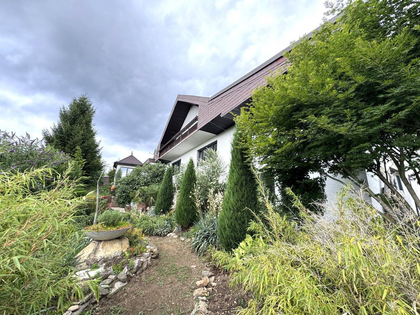 Mehrfamilienhaus mit Loft, traumhaftem Grundstück und Panoramablick in Friedberg