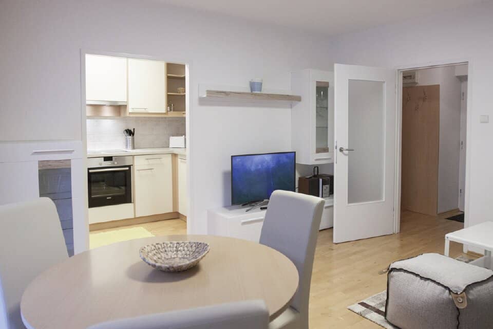 Urban Living in sought-after location – compact apartment with potential