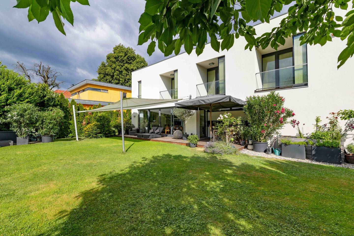 Exclusive architect-designed villa in Graz/St. Peter with heated swimming pool and stunning garden