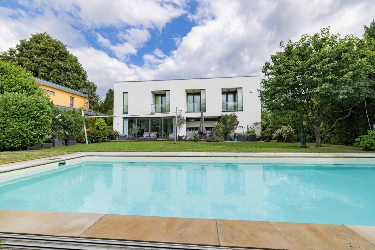 Exclusive architect-designed villa in Graz/St. Peter with heated swimming pool and stunning garden
