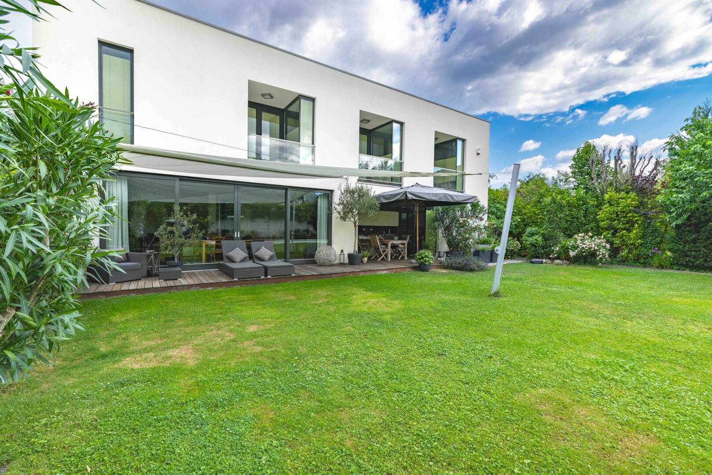 Exclusive architect-designed villa in Graz/St. Peter with heated swimming pool and stunning garden