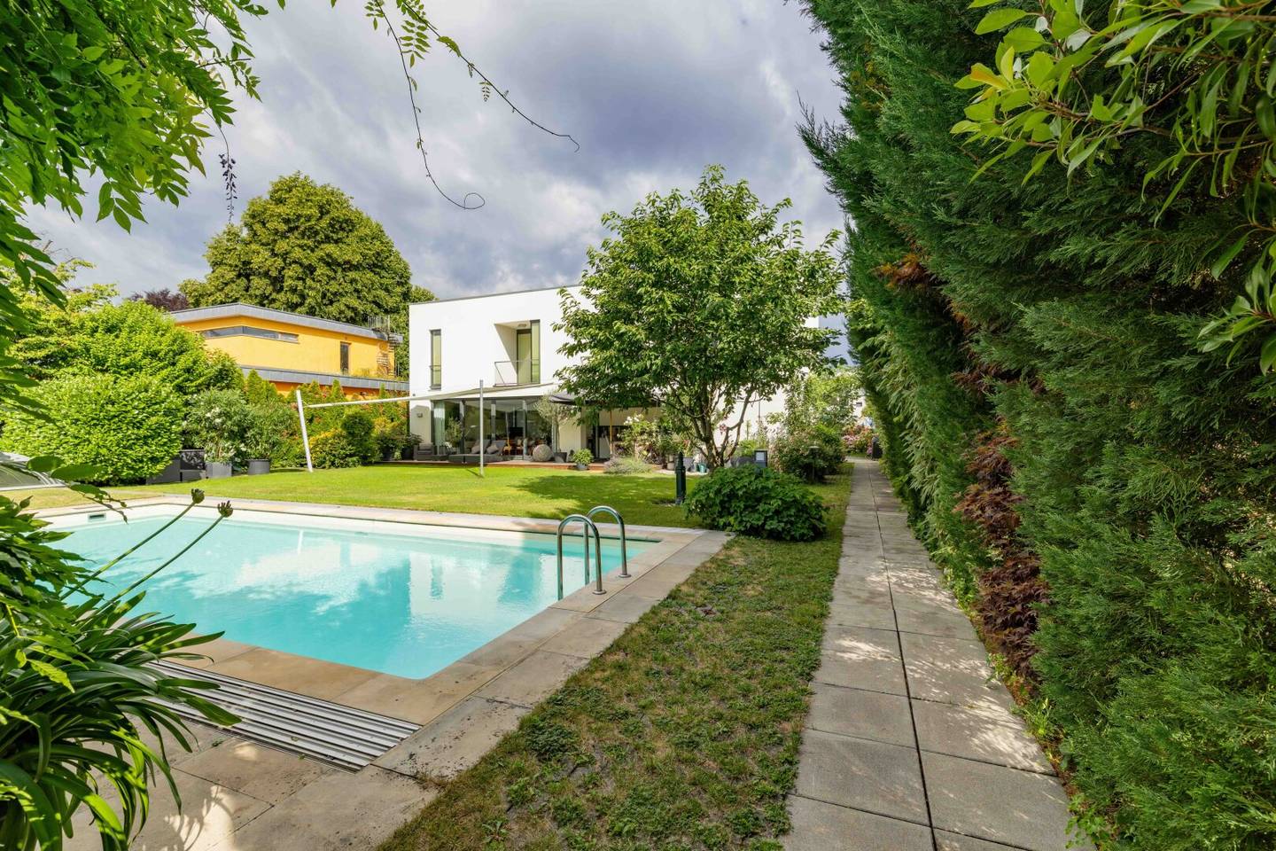 Exclusive architect-designed villa in Graz/St. Peter with heated swimming pool and stunning garden