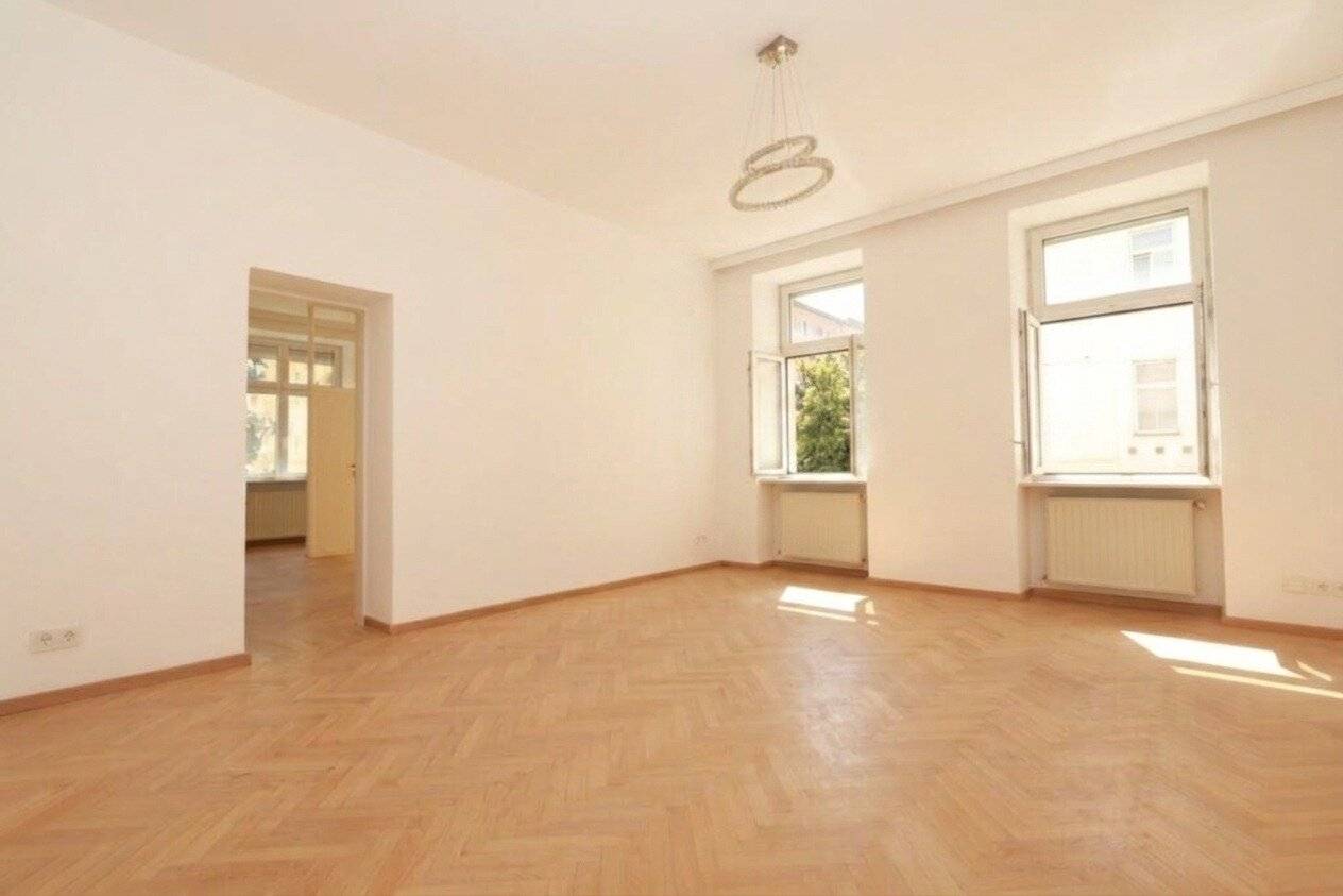 Charming 3-room apartment with elevator, bathtub, shower and parquet