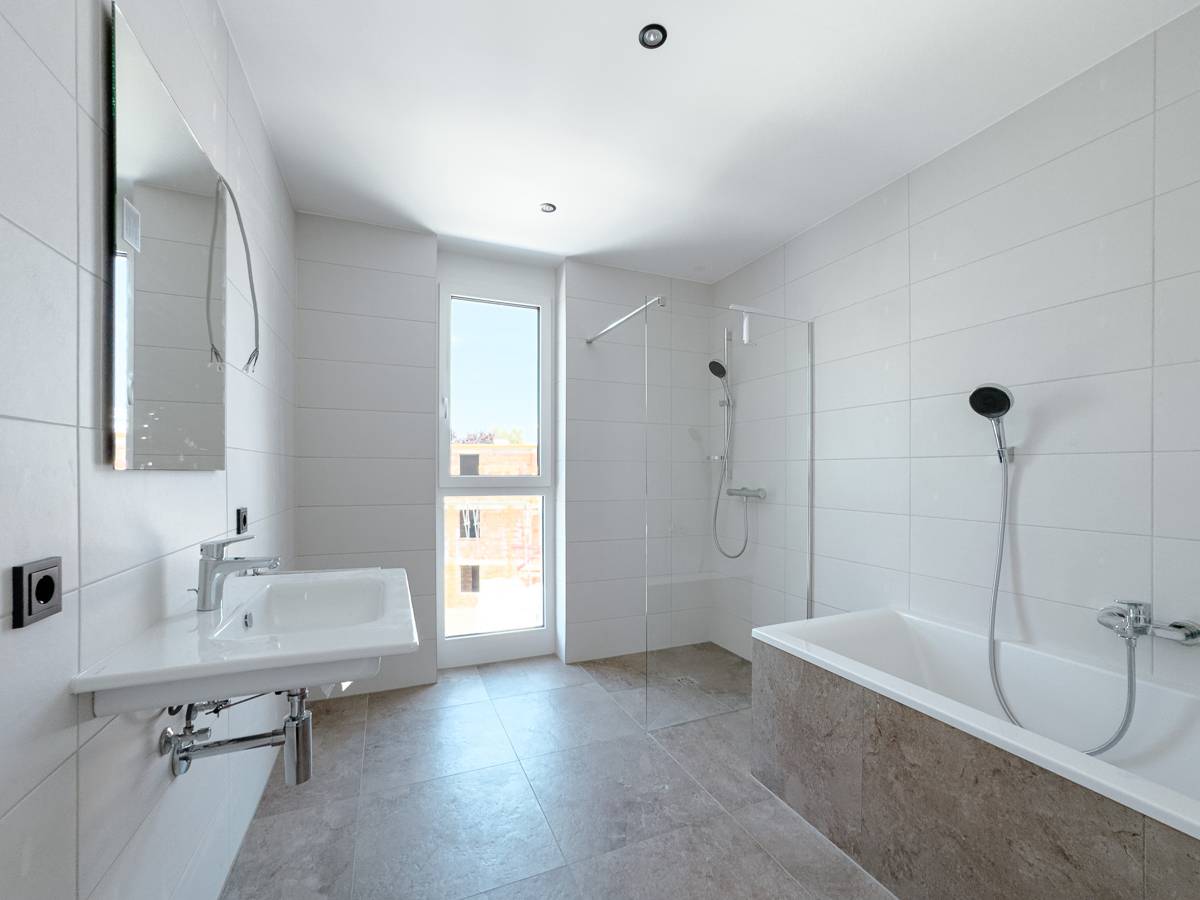 Bright Dachgeschosswohnung with large balcony