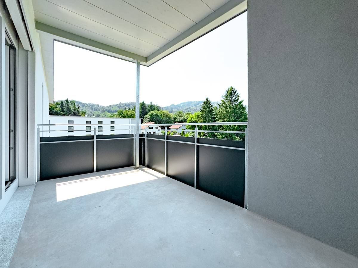 Bright Dachgeschosswohnung with large balcony
