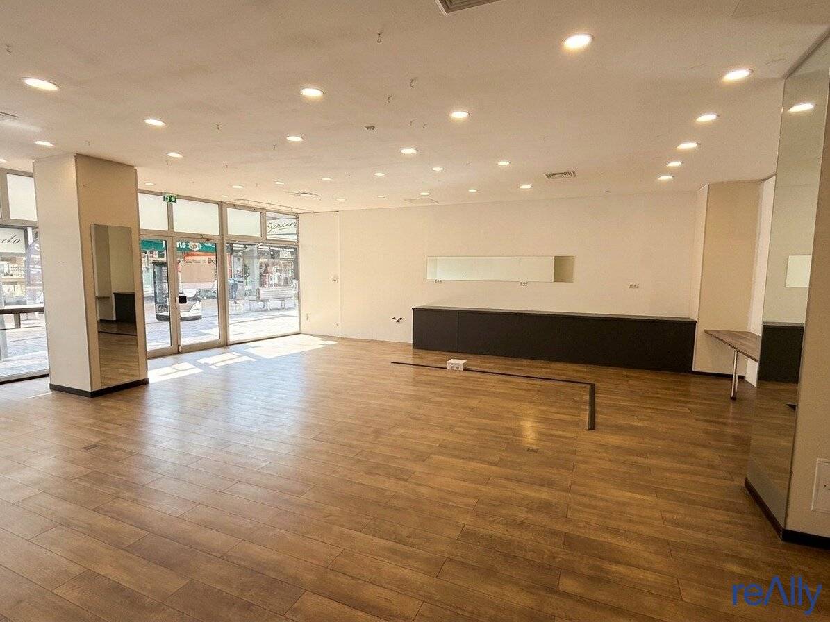 Highly frequented commercial premises directly in Stock-City Plaza for rent