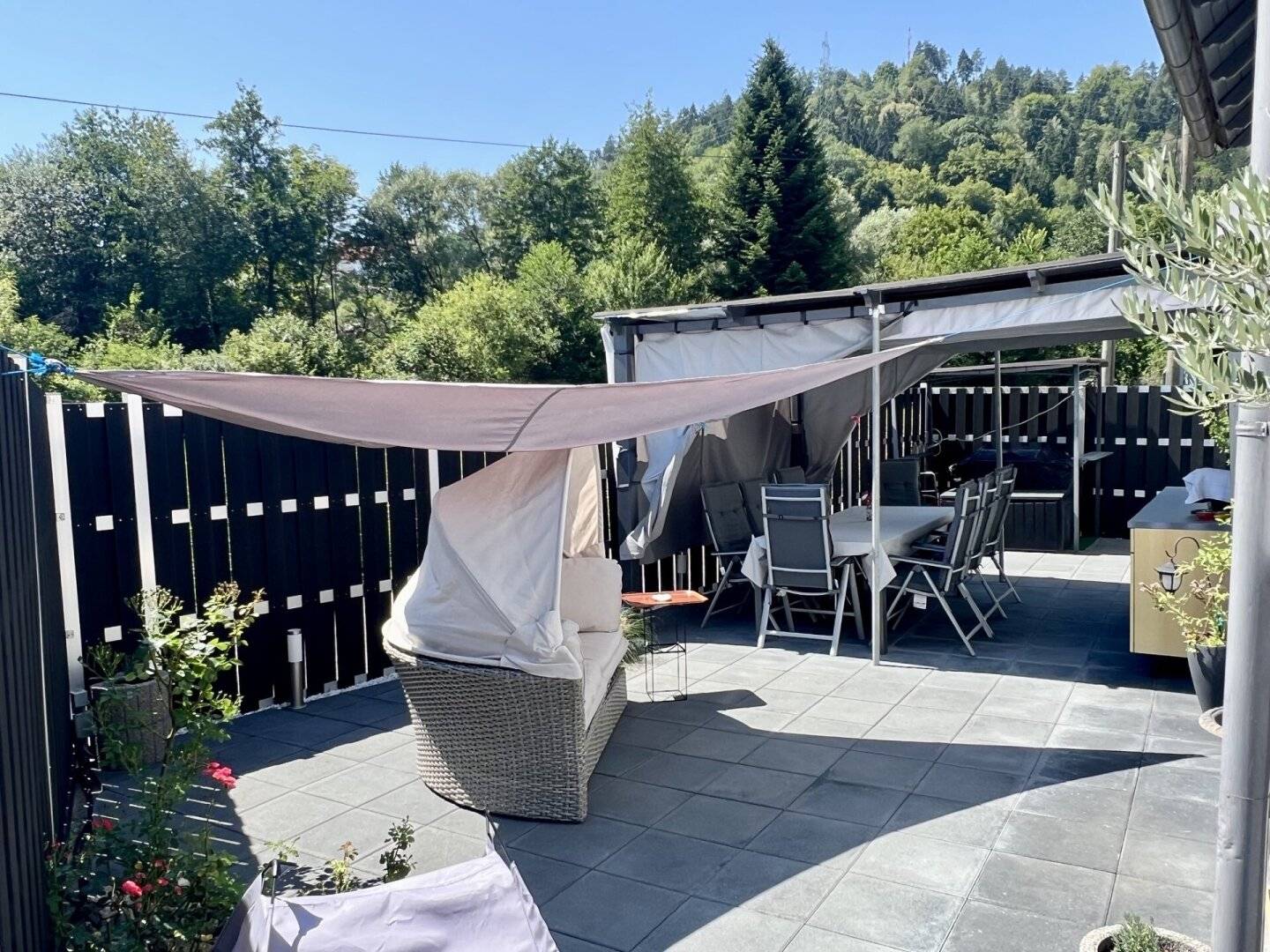 Ruhiges Einfamilienhaus mit Sonnenterrasse und Garage