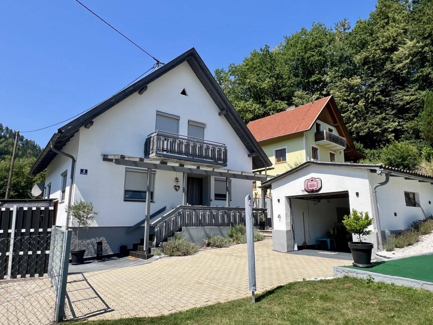 Ruhiges Einfamilienhaus mit Sonnenterrasse und Garage