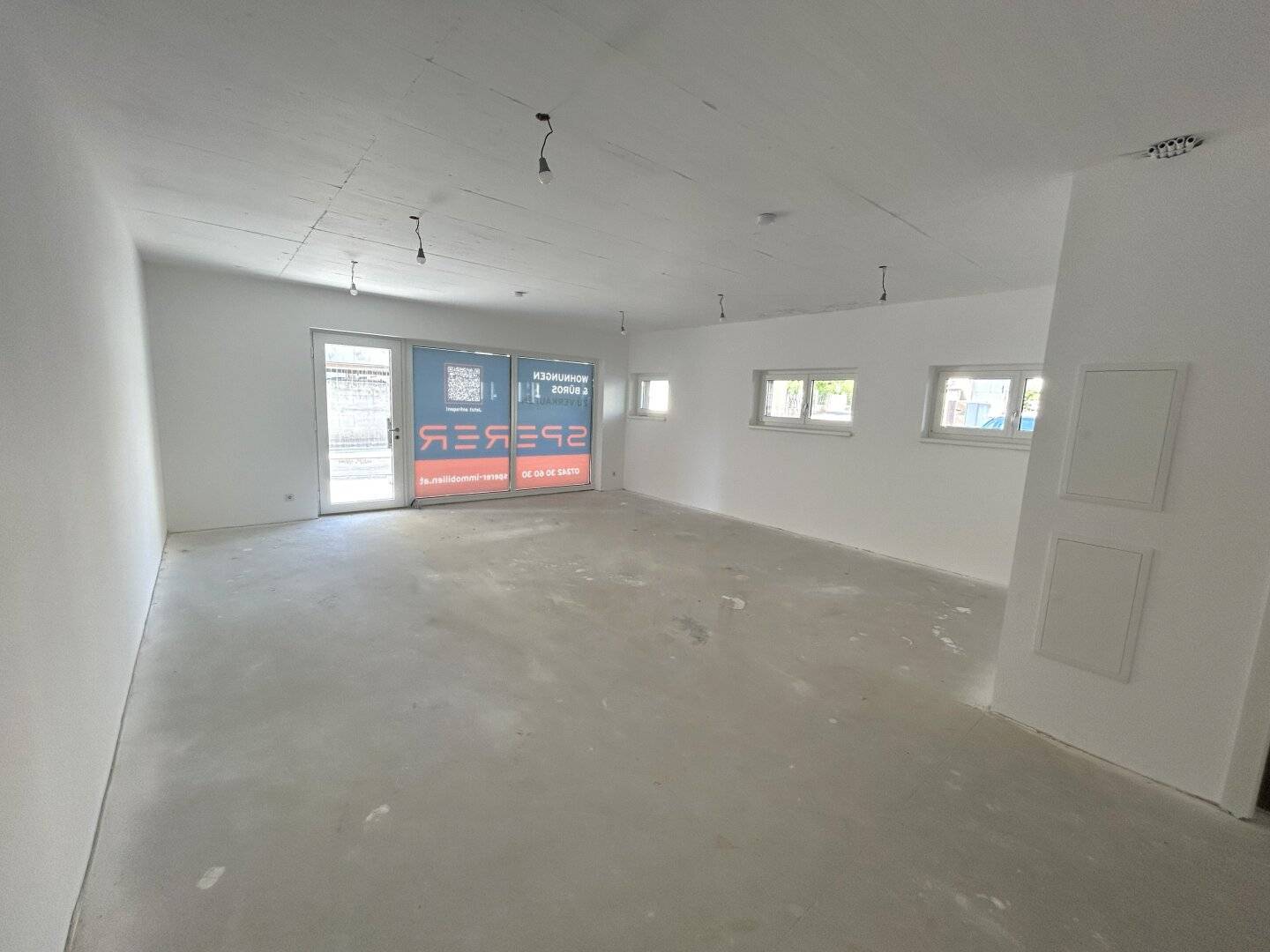 Office/Shop in heavily frequented central location with 48 m²