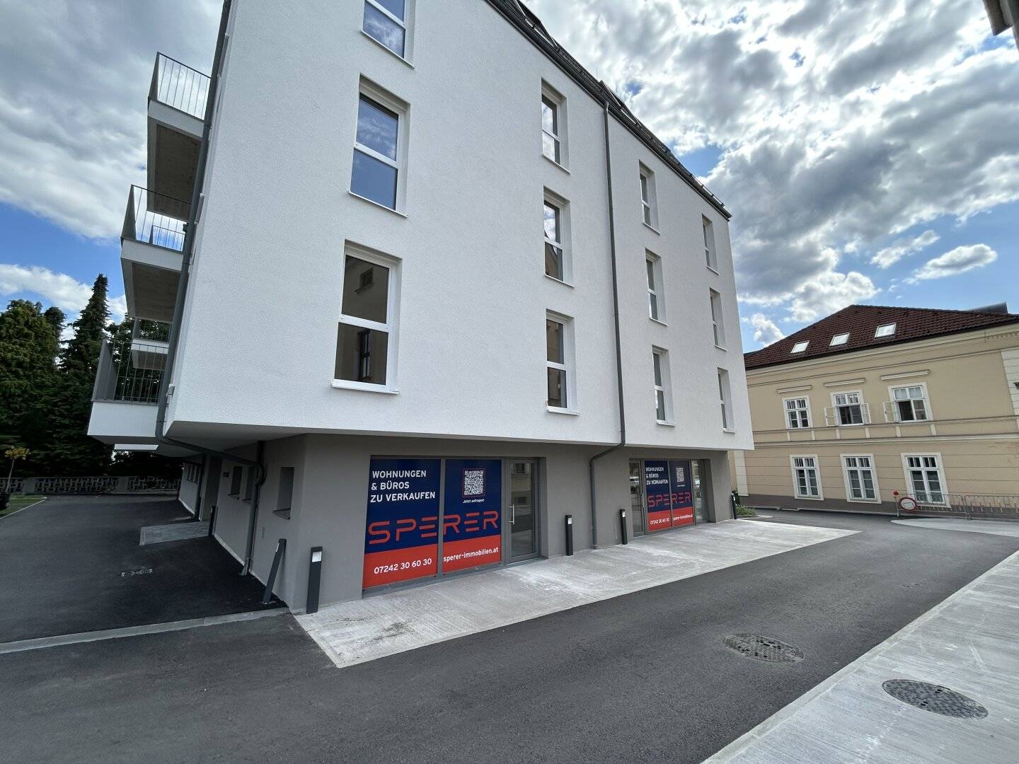 Office/Shop in heavily frequented central location with 48 m²