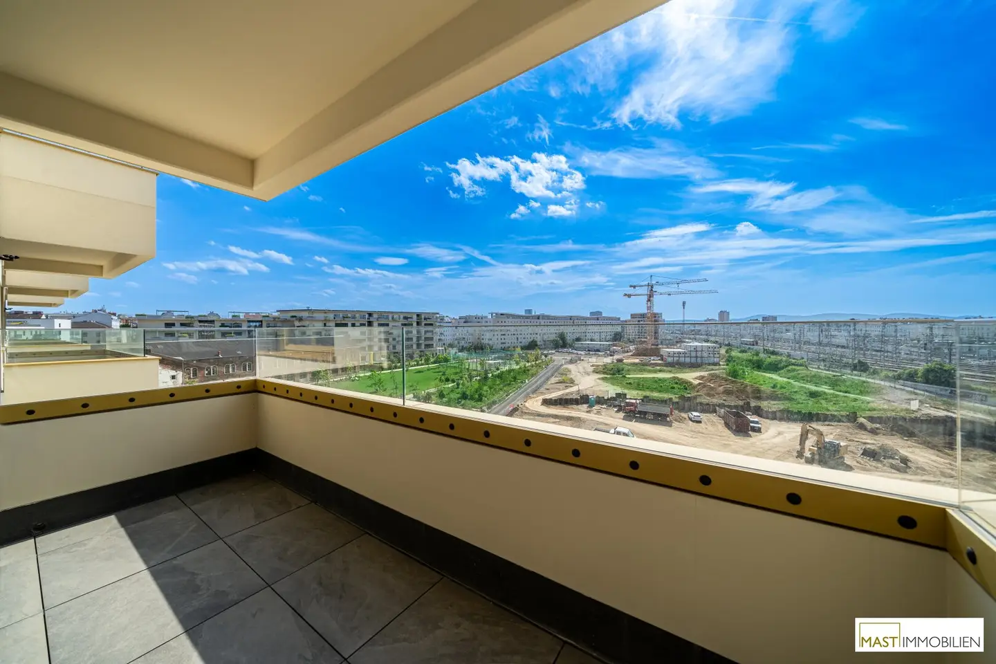 Immediately available 2-room apartment with 12 m² outdoor space on the 6th floor