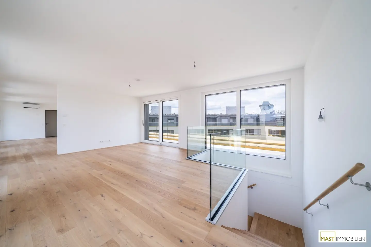 Immediately available 4-room maisonette apartment with over 78 m² outdoor space
