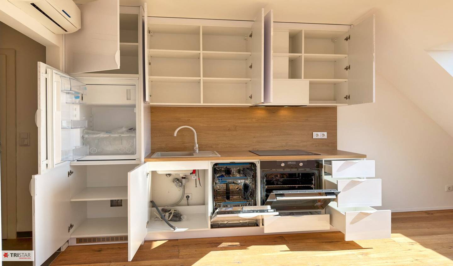NEW! 2-room attic apartment in 1070 Vienna – available immediately. With new kitchen. Ideal for investors and owner-occupiers.