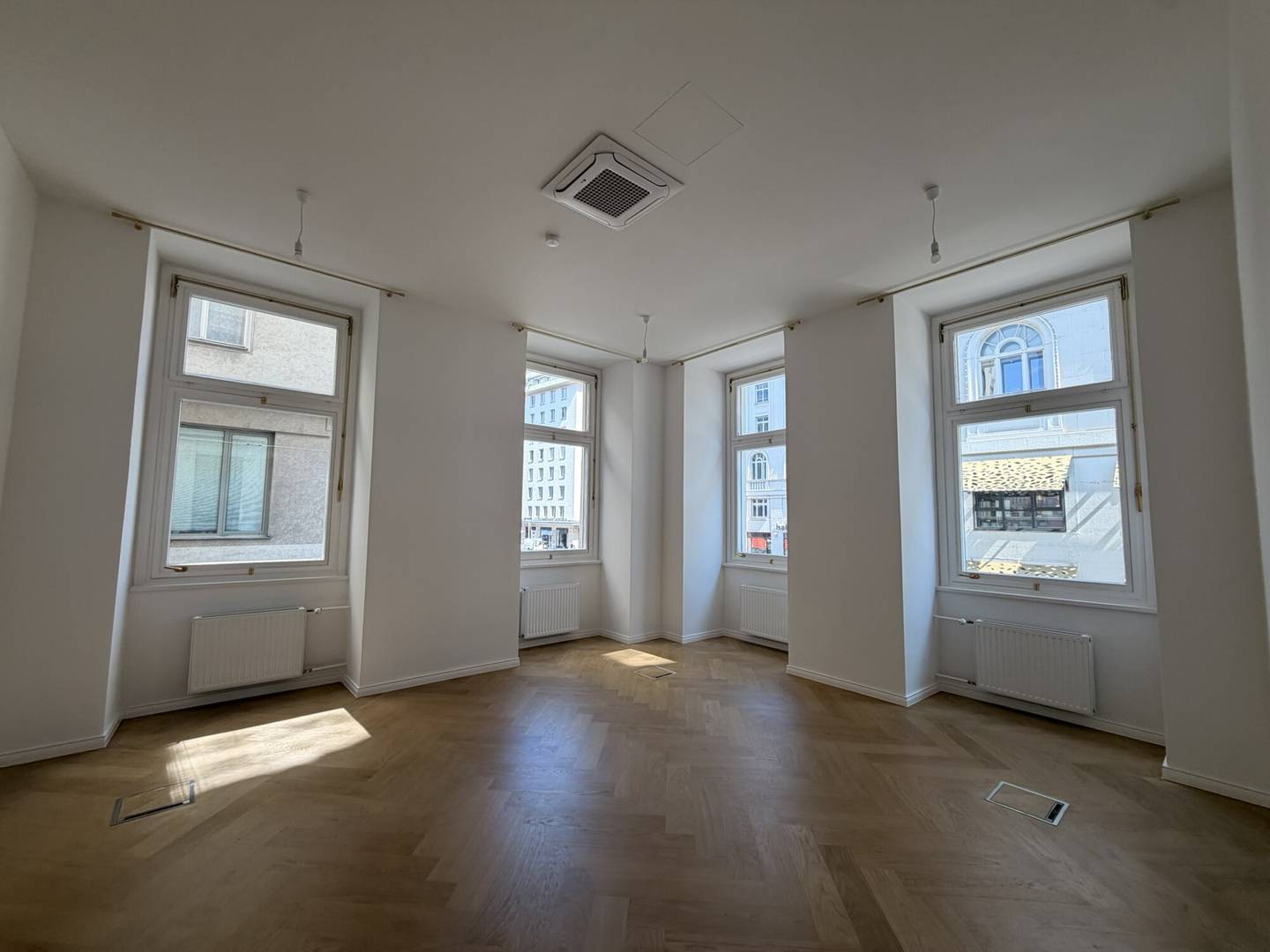 Altbauwohnung mit Eichenparkett und Stadtblick am Hohen Markt