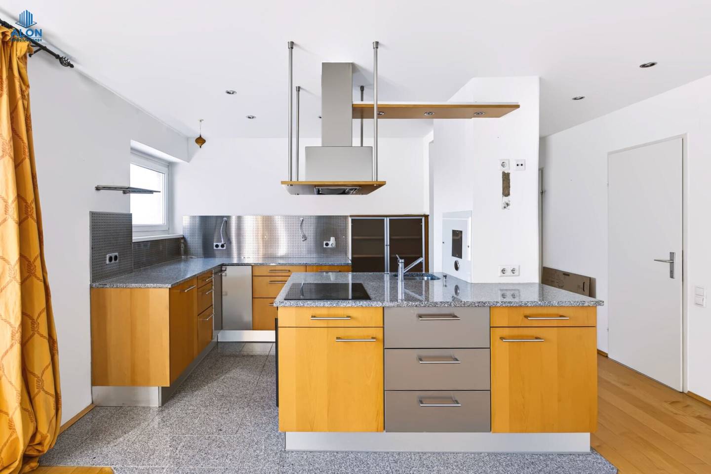 NEW Bright 3-room apartment with open kitchen in prime location 5th floor with elevator