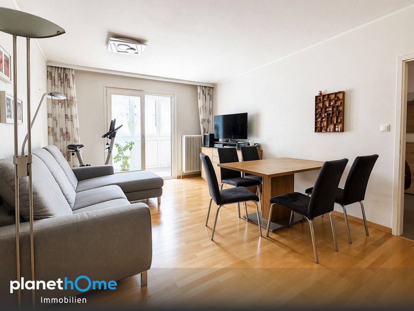 Apartment near Donauinsel with glazed loggia
