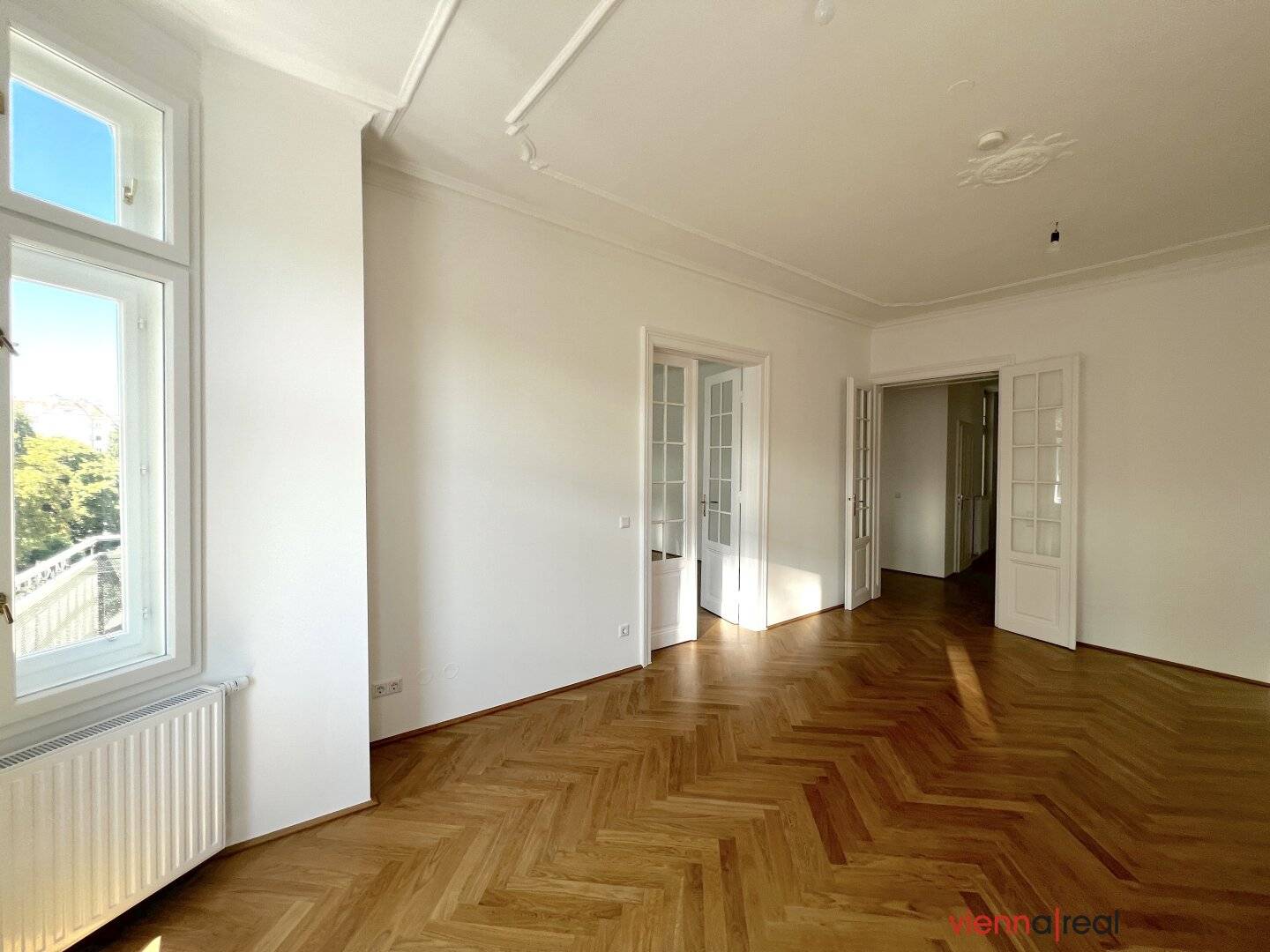 Generalsanierte lichtdurchflutete und ruhige 5-Zimmer Altbauwohnung mit separater Küche, Balkons, 2 Bädern und Abstellraum