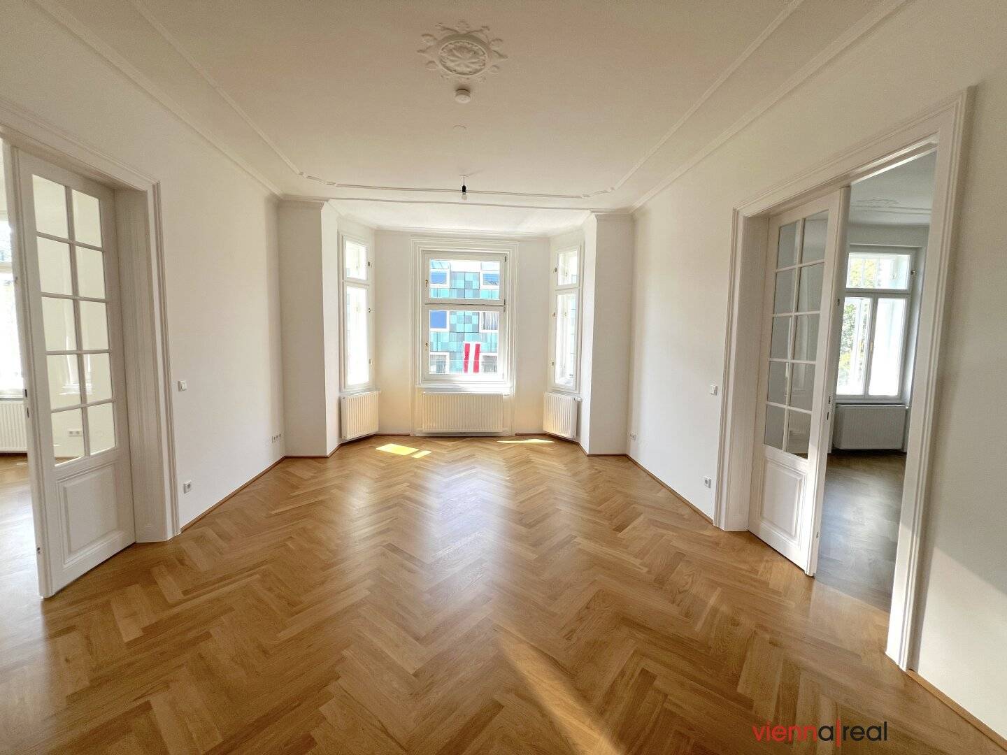 Generalsanierte lichtdurchflutete und ruhige 5-Zimmer Altbauwohnung mit separater Küche, Balkons, 2 Bädern und Abstellraum