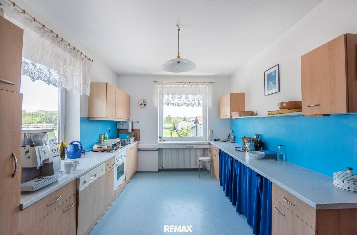 360 m² office space + 183 m² storage space directly on the B144