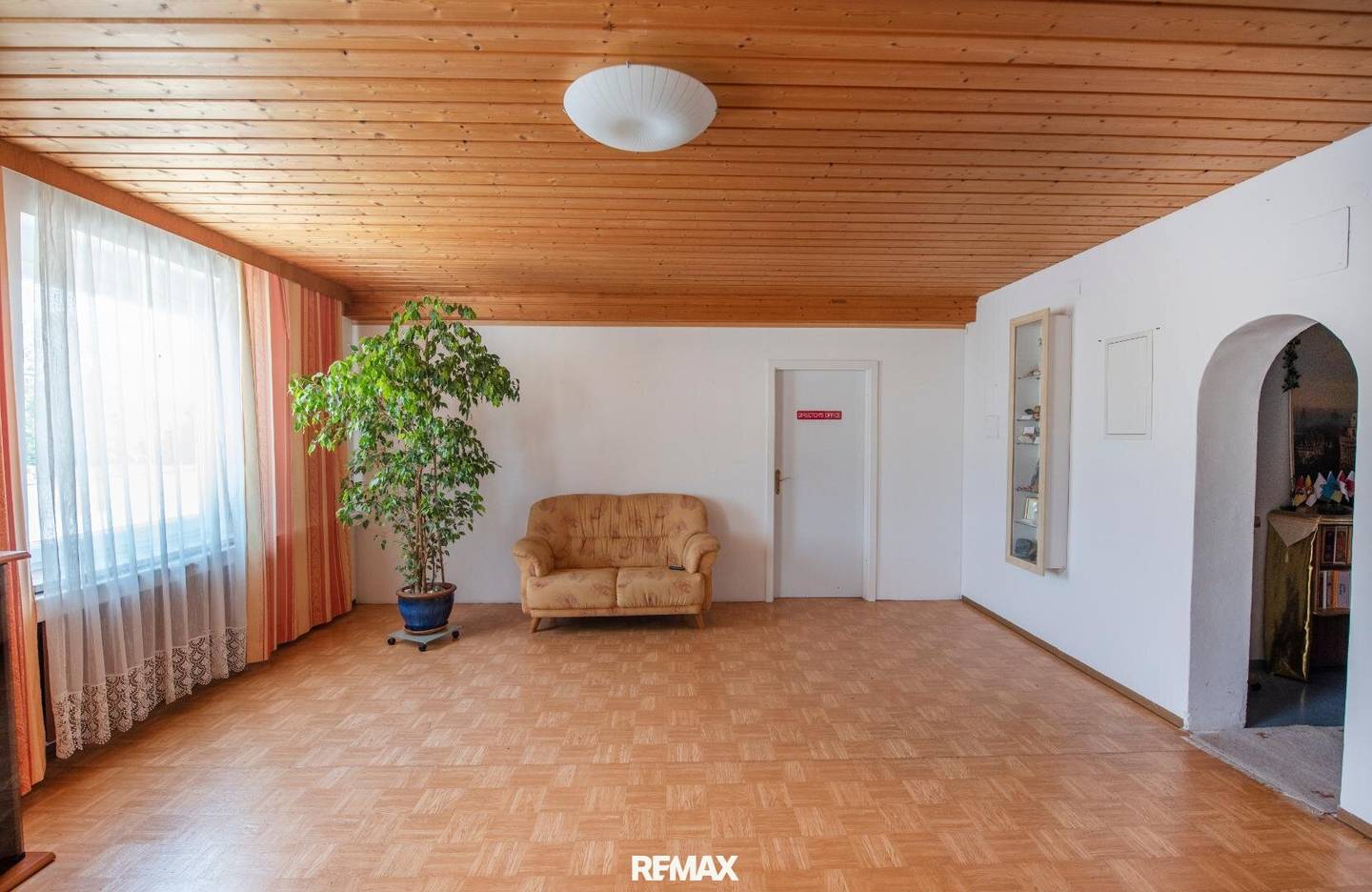 360 m² office space + 183 m² storage space directly on the B144