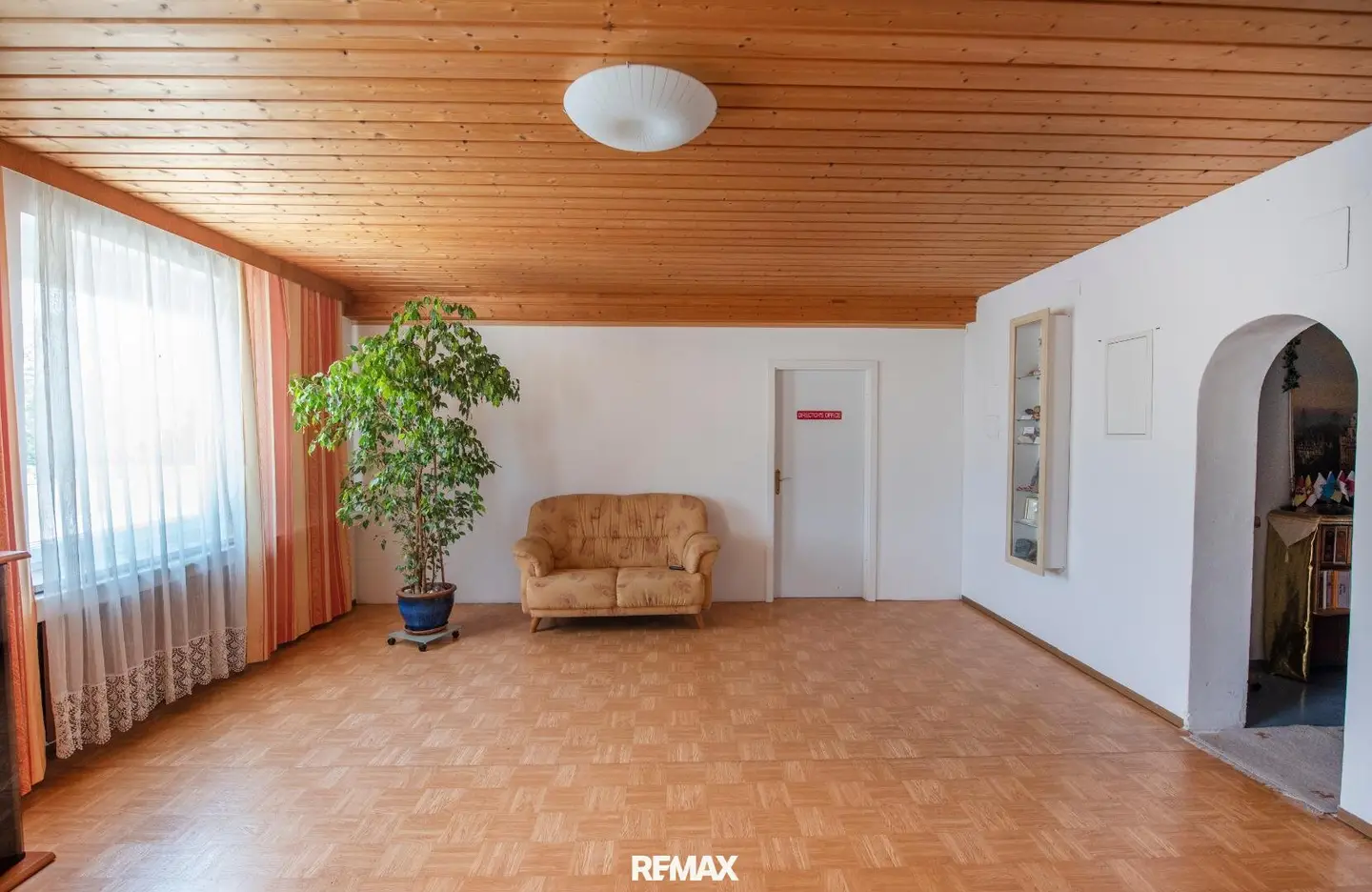 360 m² office space + 183 m² storage space directly on the B144