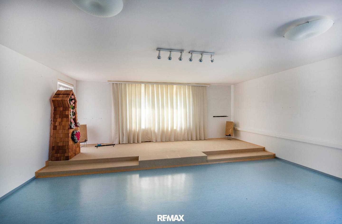 360 m² office space + 183 m² storage space directly on the B144