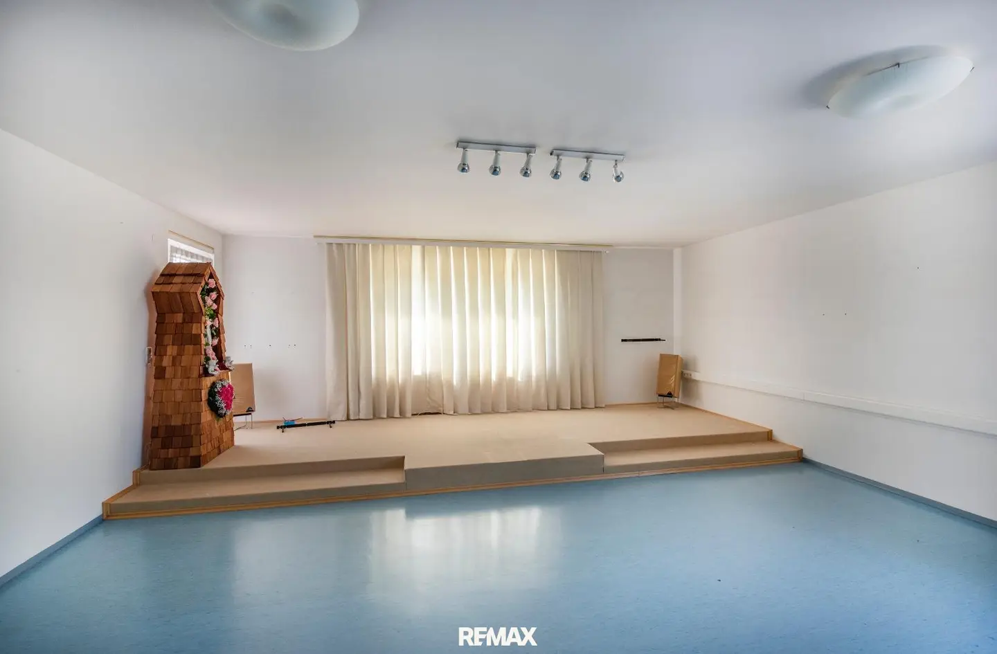 360 m² office space + 183 m² storage space directly on the B144