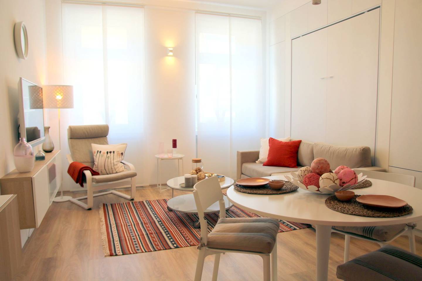 Renovated Altbauwohnung with lift and park view