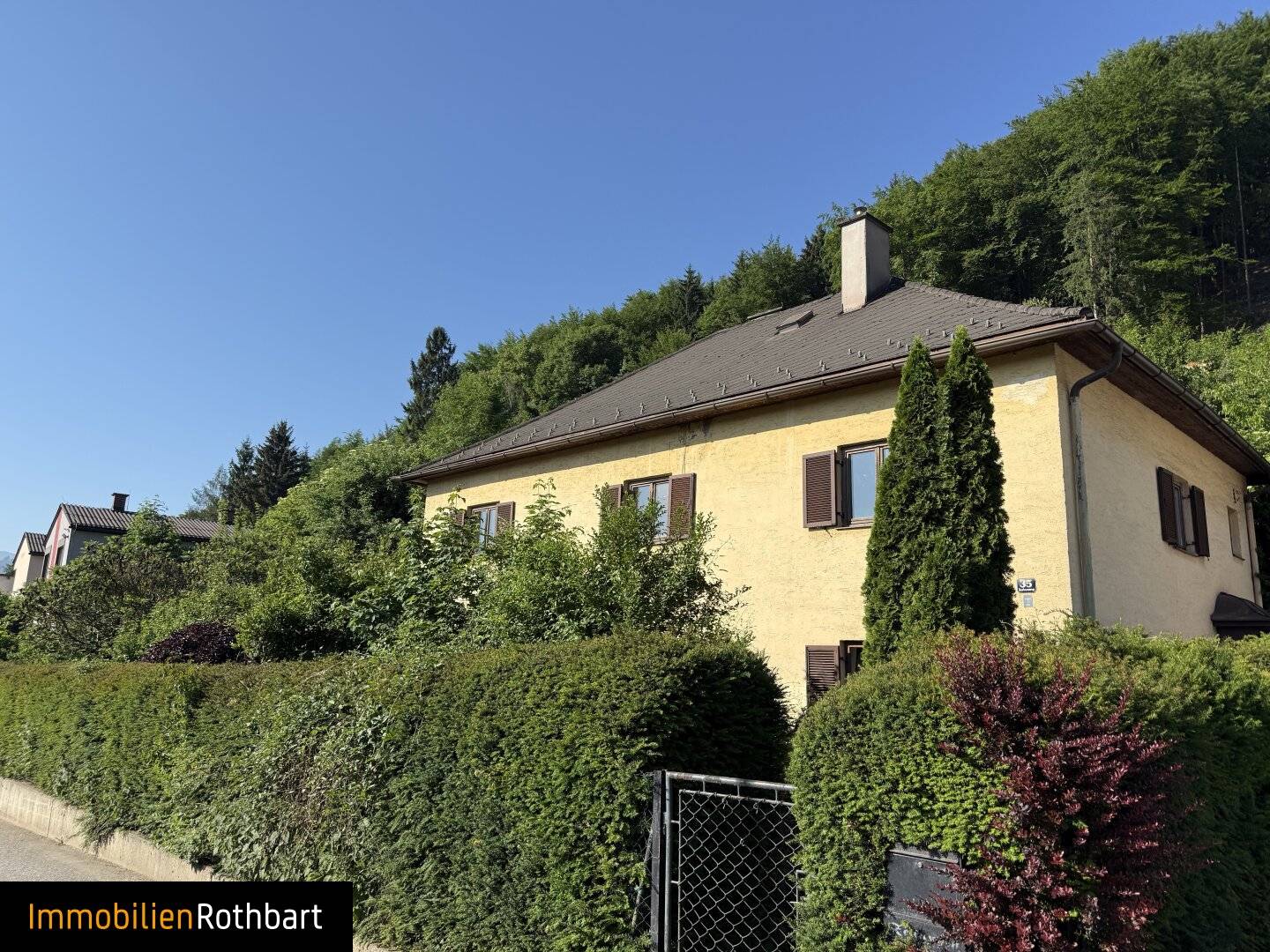 Großzügiges Einfamilienhaus mit 9 Zimmern, Garten &amp; 6 Garagen in Leoben – renovierungsbedürftig!